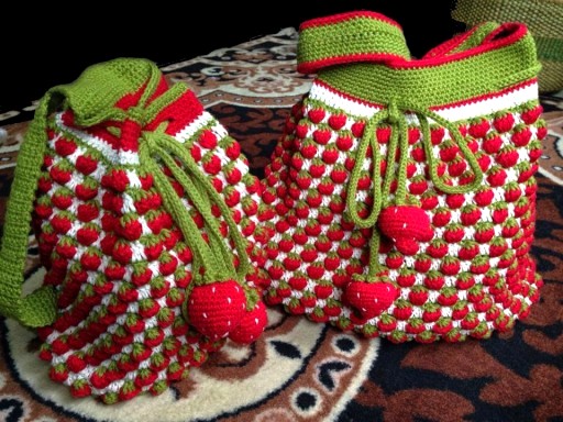 Crochet-Strawberry-Backpack-DIY-Tutorial-512x384